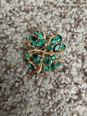 Gold-Tone Clover Brooch with Emerald Green Crystals
